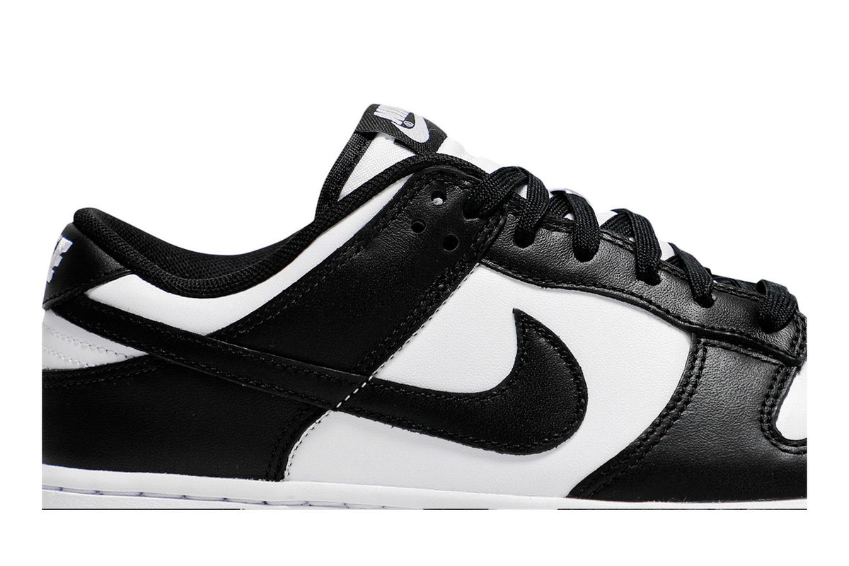 Nike Dunk Low Panda noire et blanche, gros plan sur le Swoosh noir et les empiècements en cuir