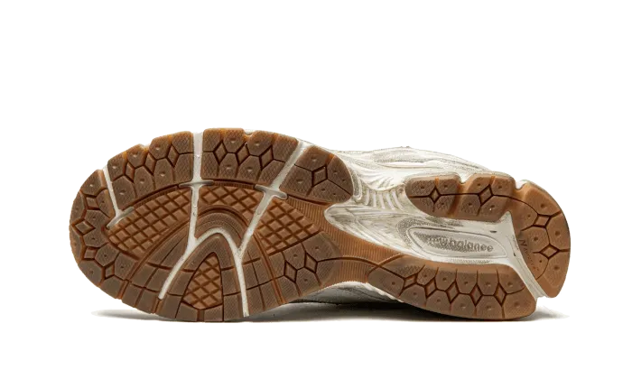 New Balance 2002R Protection Pack Distressed - M2002RDG