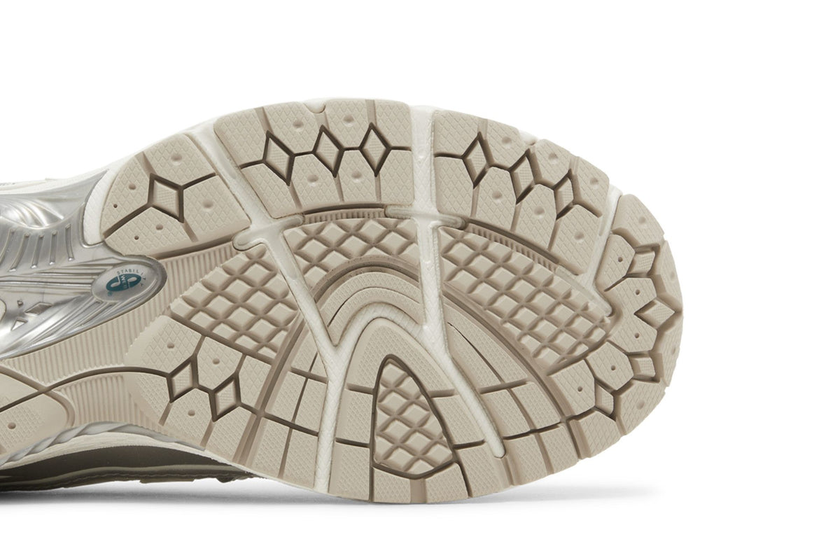 New Balance 1906R Silver Metallic Cream