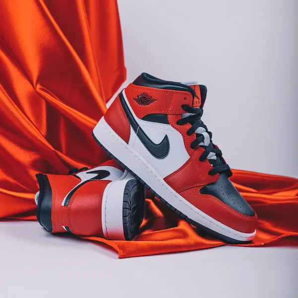 Air Jordan Air Jordan 1 Mid Chicago Black Toe - 554724-069 / 554725-069