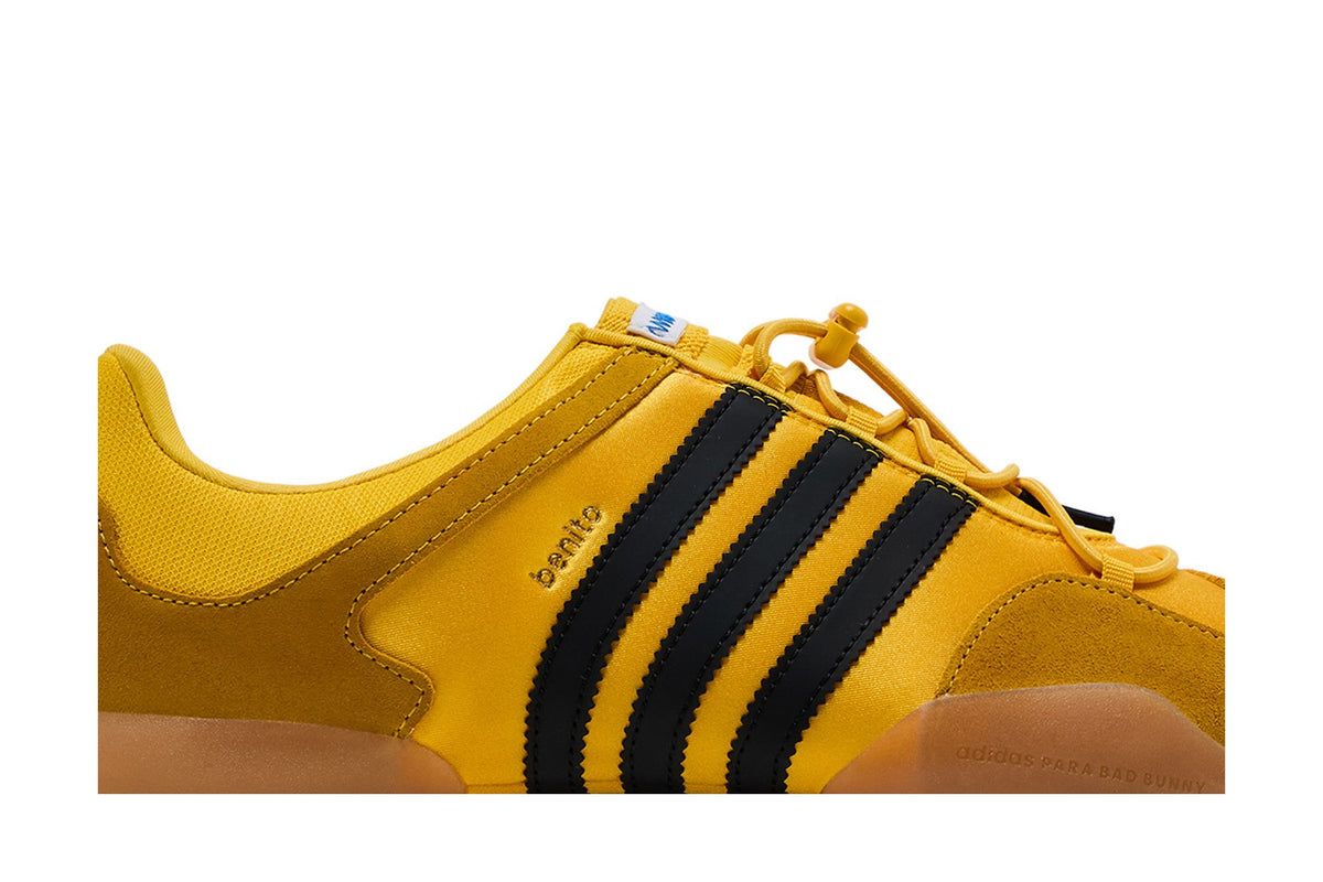 Gros plan de l'adidas Ballerina Bad Bunny Bold Gold jaune moutarde, laçage à cordon et trois bandes noires