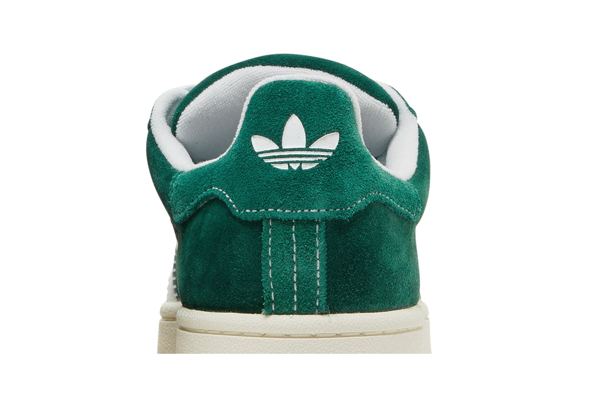 Gros plan sur le talon en daim vert bouteille d'une Adidas Campus 00s Dark Green, logo trèfle blanc