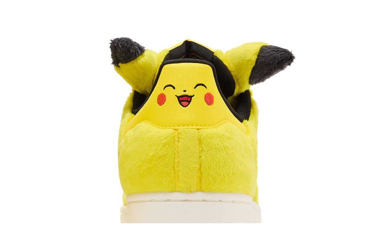 Talon de l'adidas Superstar Pikachu jaune avec le visage de Pikachu brodé et les oreilles en peluche