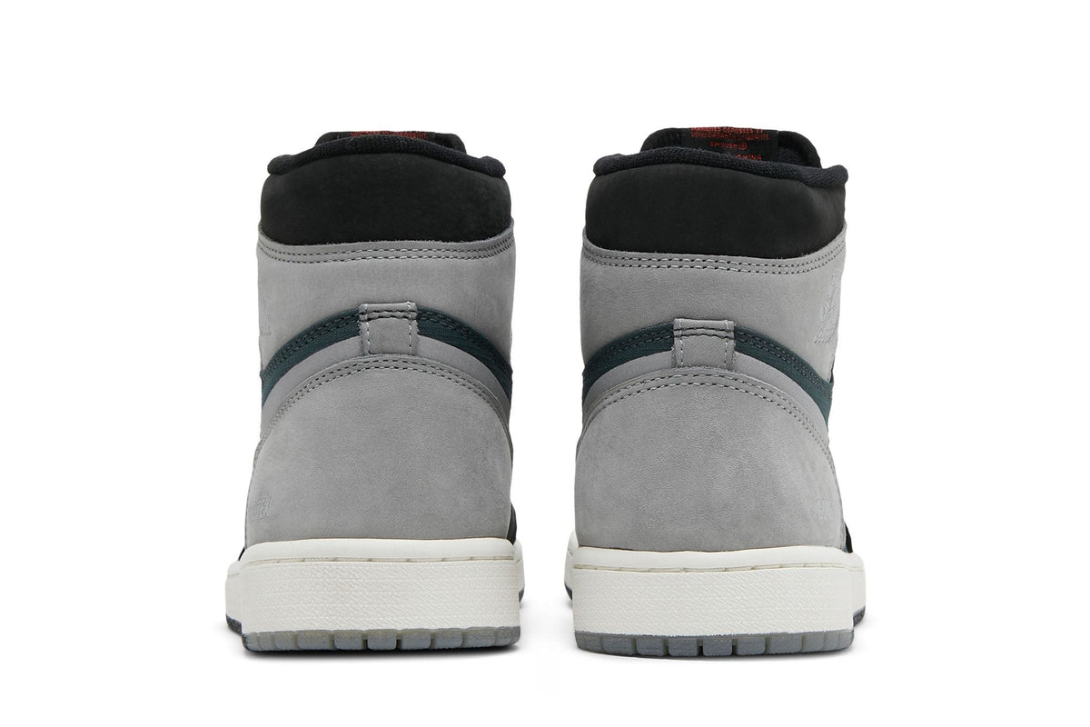 Gros plan sur le talon en nubuck gris d'une Air Jordan 1 High Element Gore-Tex, avec le logo GORE-TEX gaufré et le col montant