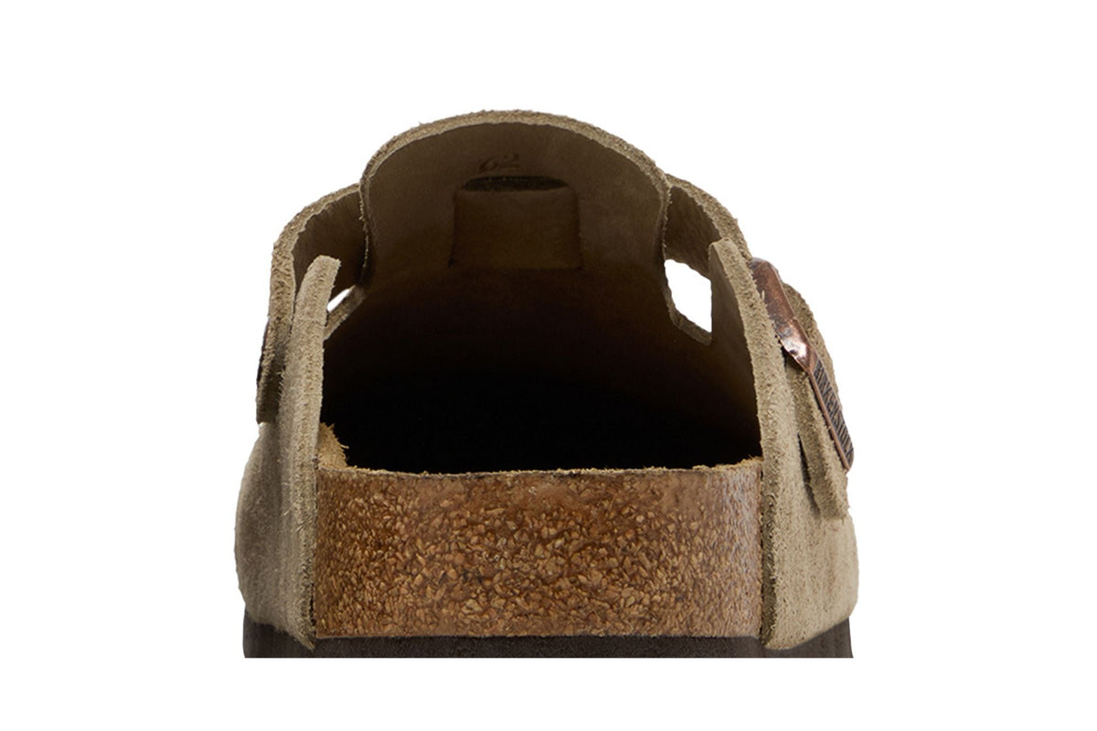 Gros plan arrière d'un sabot Birkenstock Boston en daim taupe : semelle en liège brut et intérieur large, adapté aux pieds larges