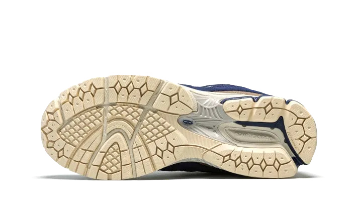 New Balance 2002R Navy Cream - M2002RG