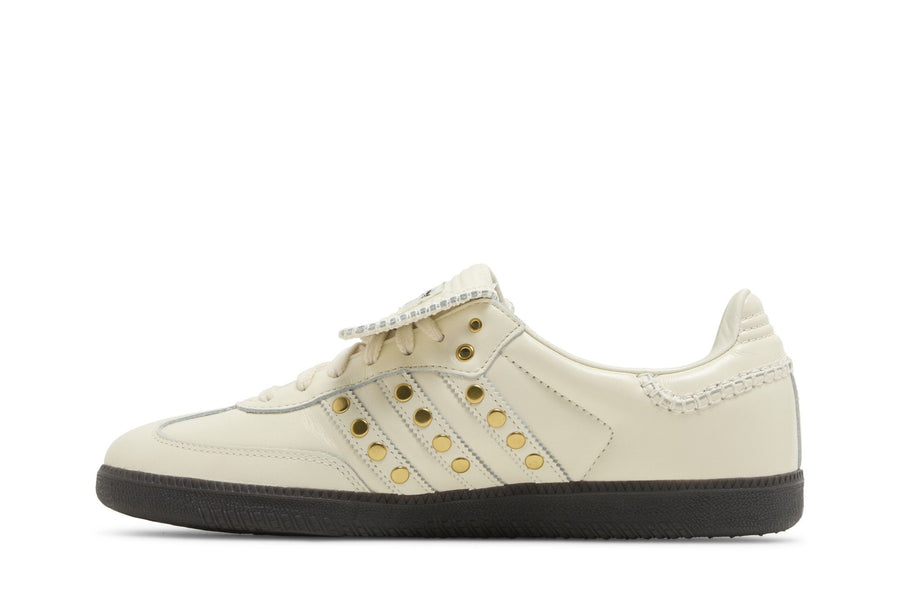 Detail des clous metalliques sur la Samba Wales Bonner Studded Pack