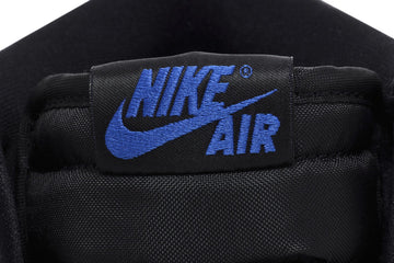Étiquette Nike Air bleue sur la languette noire de la Jordan 1 Royal 2026