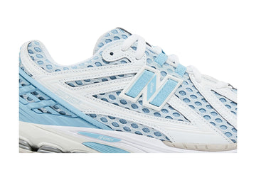 Gros plan sur la New Balance 1906R Blue Chrome, mesh blanc et renforts bleu ciel