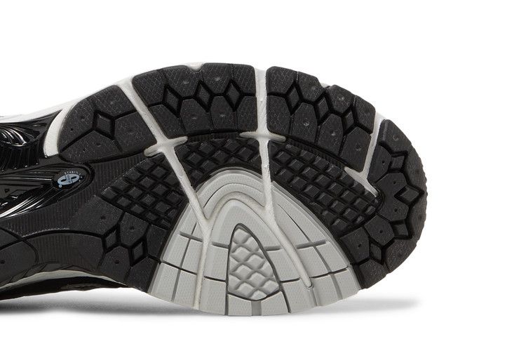 New Balance 860 Black White Silver