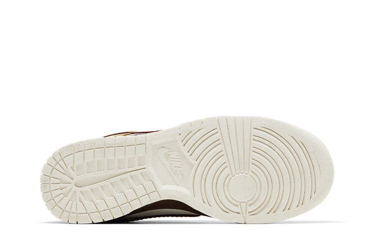 Nike Dunk Low Khaki Team Red - Détail Swoosh