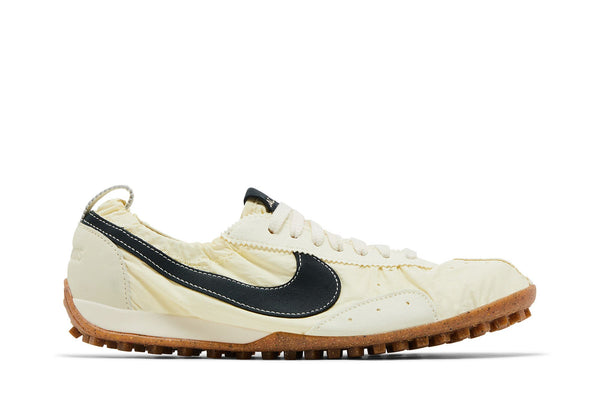 Nike Moon Shoe Jacquemus Alabaster crème avec Swoosh foncé
