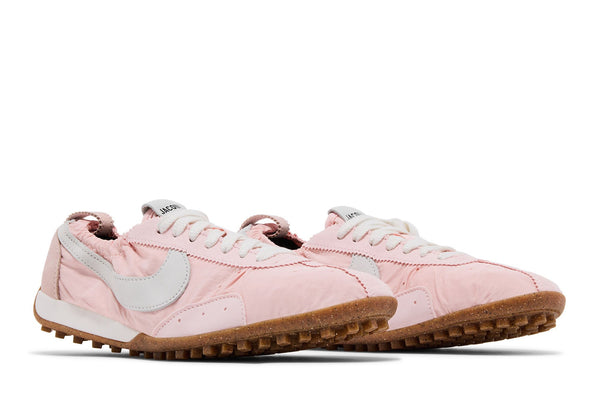 Paire de Nike Moon Shoe Jacquemus Aluminum Pink