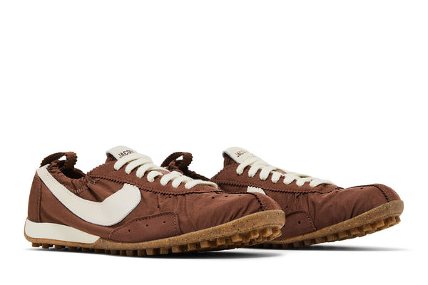 Paire de Nike Moon Shoe Jacquemus Fauna Brown