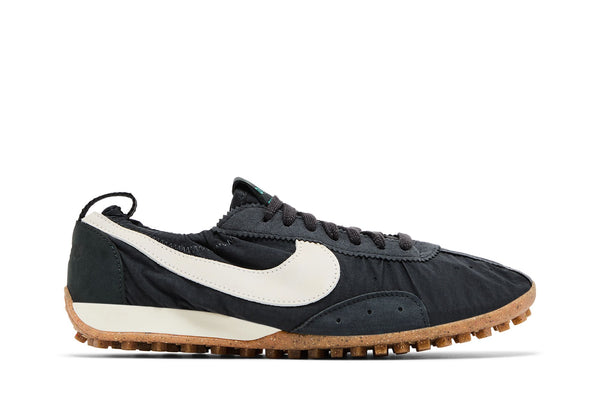 Nike Moon Shoe Jacquemus Off Noir noire de profil