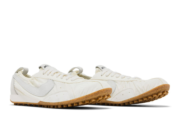 Paire de Nike Moon Shoe Jacquemus Soft Pearl