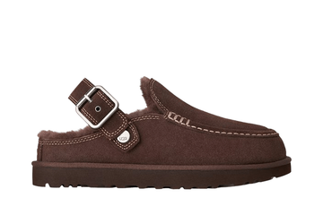 UGG Goldenstar Evelina Clog Burnt Cedar brun foncé de profil, bride à boucle et fourrure