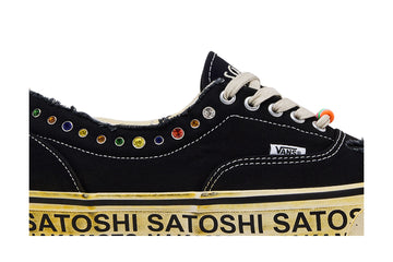 Gros plan sur les perles multicolores et le col effiloché de la Vans Satoshi Nakamoto noire