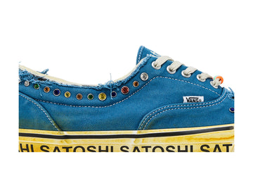 Gros plan sur la toile bleu délavé, les perles et la bande SATOSHI de la Vans Satoshi Nakamoto Navy
