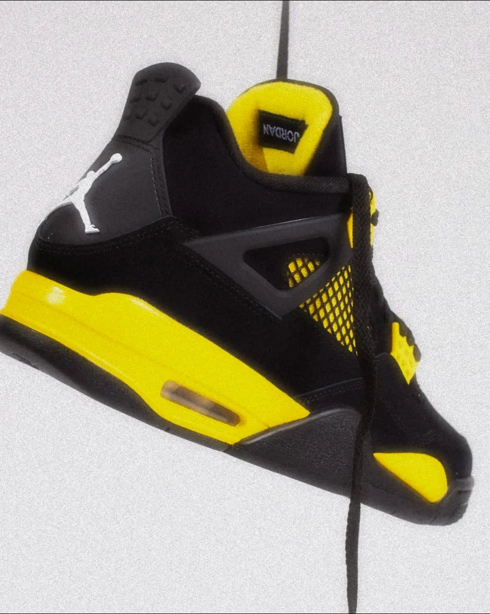 Air Jordan Air Jordan 4 Retro Thunder (2023) - DH6927-017 / 408452-017